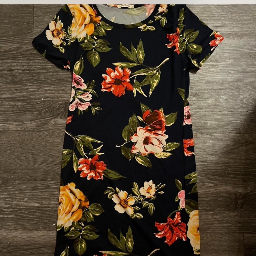 B NWT- WOEMNS FLORAL DRESS